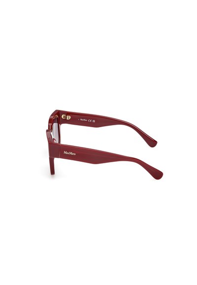 Rote Kunststoffbrille mit glänzender Oberfläche, ausgestattet mit Markenakzenten und einer modernen rechteckigen Form mit verjüngten Tempeln.