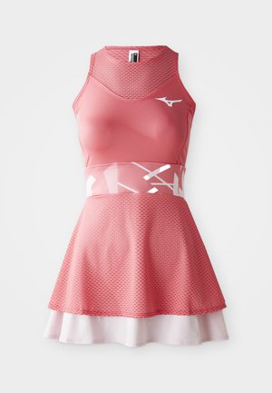 Robe de sport rose avec texture en maille, corsage ajusté et jupe à plusieurs couches. Présente des accents graphiques blancs à la taille et au col.