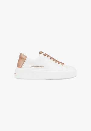 Sneaker bianca in pelle con suola piatta, dettagli in pelle marrone e lacci in oro rosa. Presenta il marchio 'Alexander Smith' sul lato.