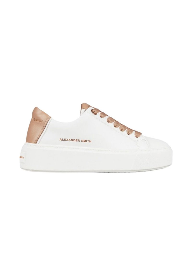 Sneaker bianca in pelle con suola piatta, dettagli in pelle marrone e lacci in oro rosa. Presenta il marchio 'Alexander Smith' sul lato.