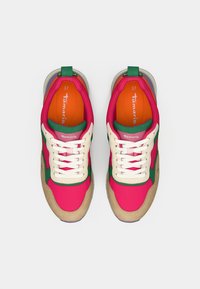Paire de baskets taille 37 avec un design rose, vert, beige et blanc, lacets blancs et semelles intérieures orange portant l'inscription « Tamaris » sur fond blanc.