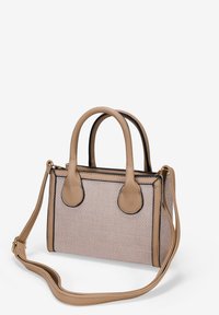 Bolso de mano tejido en color beige con dos asas, correa de hombro desmontable, acentos en negro y forma rectangular estructurada. Acabado de tela texturizada.