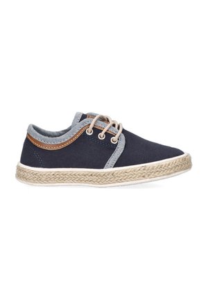 Zapatilla de lona azul marino con acentos de textil gris, cordones beige y suela de yute trenzado. Diseño de punta redondeada con costuras en contraste y detalle de marca.