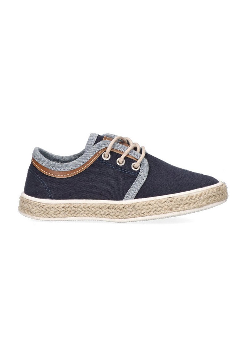 Zapatilla de lona azul marino con acentos de textil gris, cordones beige y suela de yute trenzado. Diseño de punta redondeada con costuras en contraste y detalle de marca.