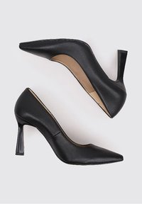 Chaussures à talons hauts en cuir noir avec un bout pointu et un design épuré. Dotées d'un talon brillant et d'une texture lisse. Silhouette classique.