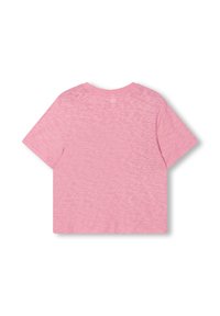Kort lyserød t-shirt med rund hals og korte ærmer. Blødt, struktureret stof med et svagt, subtilt mønster over det hele.