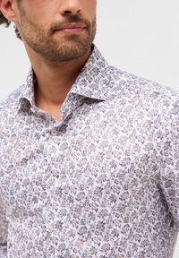 Weißes Hemd mit Knopfleiste, das ein paisley-blumiges Muster in Grautönen zeigt, mit strukturiertem Kragen und glatter Stoffstruktur.
