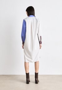 Mads Nørgaard GRID CRISSY DRESS - Skjortekjole - grid/amparo blue