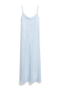 Robe de nuit bleu clair avec des bretelles fines et réglables, texture lisse et design longueur sol. Présente une silhouette simple et classique.