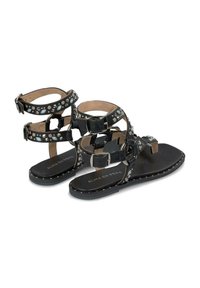 Czarne skórzane sandały z wieloma paskami, zdobione srebrnymi i niebieskimi kamieniami, z regulowanymi klamrami oraz płaską podeszwą.