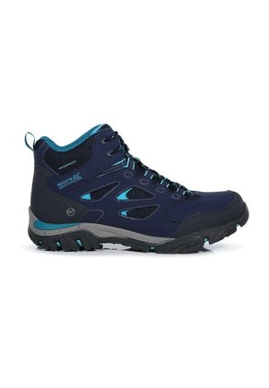 Bota de montaña impermeable azul oscuro con detalles en negro y aguamarina, suela robusta y soporte alto para el tobillo.