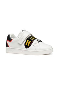 Witte leren sneakers met zwarte accenten, voorzien van klittenbandstraps en een rood en geel geborduurd embleem. Gegoten rubberen zool.