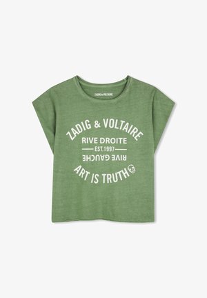 Groen T-shirt met korte mouwen en witte cirkelvormige tekst met de woorden "Zadig & Voltaire Rive Droite Est. 1997 Rive Gauche Art Is Truth" en een kleine schedel.