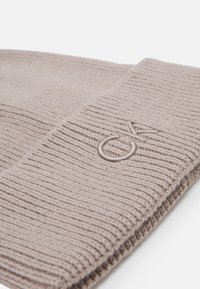Calvin Klein EMBROIDERY BEANIE - Kootud müts - cinder