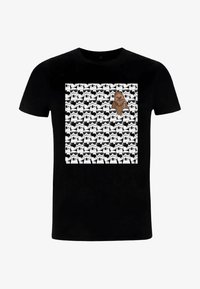 Camiseta de algodón negra con un diseño central de Chewbacca marrón entre rostros de stormtroopers blancos. Impresión gráfica en la parte frontal.