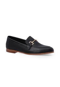 Schwarze Lederloafers mit flachem Holzabsatz, ausgestattet mit einem goldenen Kettenakzent an der Vorderseite und einem gesteppten Design entlang des Obermaterials.