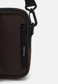 Carhartt WIP ESSENTIALS BAG SMALL UNISEX - Taška s příčným popruhem - tobacco