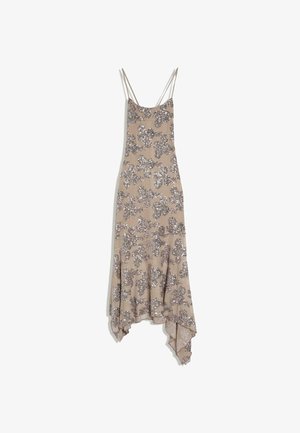 Béžové šaty bez rukávov s tenkými ramienkami, striebornými kvetinovými flitrovými vzormi a asymetrickým lemom.