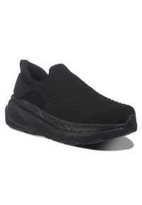 Schwarzer Slip-On-Sneaker aus strukturiertem Strickmaterial mit einer klobigen Gummisohle, der ein schlankes Design und dezente Musterakzente aufweist.