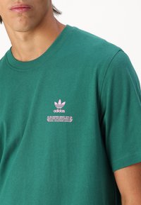 adidas Originals STREET APETIT UNISEX - Μπλουζάκι με στάμπα - collegiate green