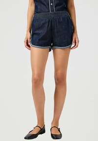Shorts in denim con vita elasticizzata, colore blu scuro, rifiniture a contrasto lungo l'orlo e vestibilità comoda.