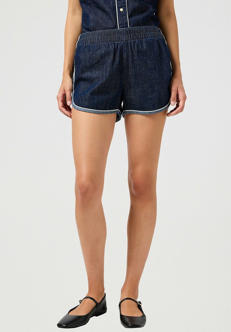 Shorts in denim con vita elasticizzata, colore blu scuro, rifiniture a contrasto lungo l'orlo e vestibilità comoda.