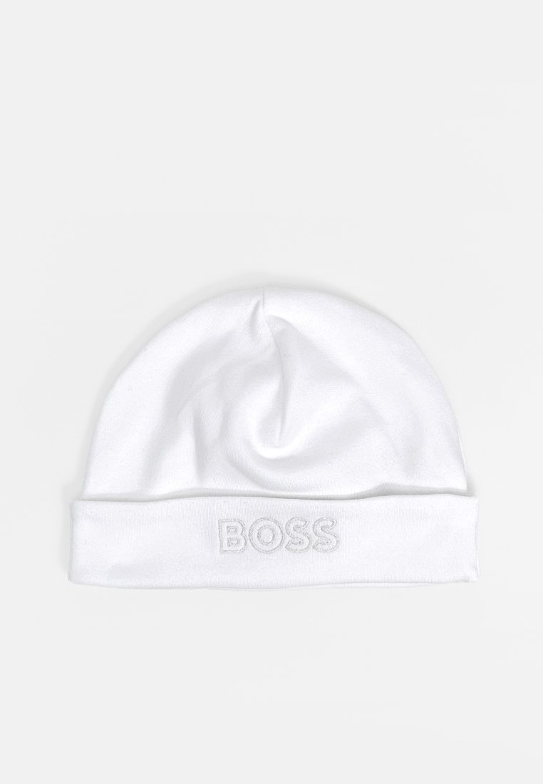 Bonnet tricoté blanc avec un revers. Présente un logo "BOSS" en relief subtil sur le devant. Texture lisse et design simple.