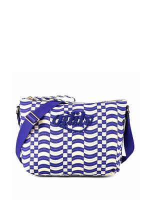 Bolso bandolera a rayas azules y blancas con correa ajustable y logotipo azul bordado en la parte delantera, cierre de cremallera en la parte superior.