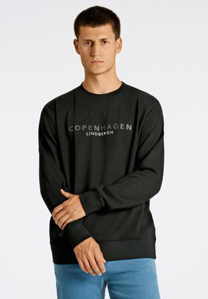 Schwarzer Sweatshirt mit Rundhalsausschnitt, langen Ärmeln und bedrucktem "COPENHAGEN LINDBERGH"-Schriftzug auf der Brust. Glatte Stofftextur.