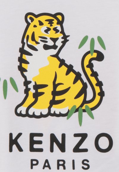 Tissu blanc avec un design graphique coloré représentant un tigre jaune et noir, entouré d'accents de bambou verts. Texte indiquant « KENZO PARIS ».