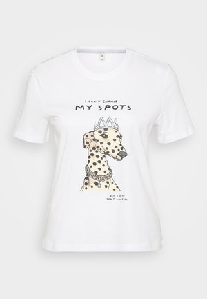 Camiseta blanca de algodón con un gráfico de un perro moteado llevando una corona, con el texto "No puedo cambiar mis manchas" debajo del diseño.