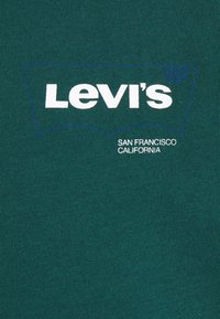 T-shirt en coton vert avec un logo blanc "Levi's" au-dessus du texte "San Francisco California", avec une texture lisse et côtelée.