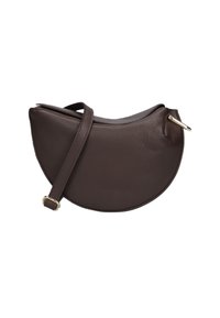 Bruine leren schoudertas met een halve maanvorm, gladde textuur, een enkele verstelbare schouderband en een metalen ritssluiting.