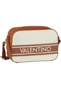 Läderaxelväska i tan med en krämfärgad canvasframsida, som har ett brunt rand och "VALENTINO"-logotyp. Rektangulär form, dragkedjestängning.