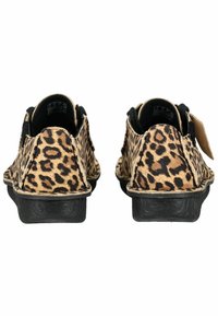 Zapatos con estampado de leopardo, con un upper suave y texturizado, detalles en negro, suela de goma plana y tacón redondeado. Diseñados para un uso casual.