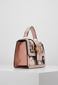 Blommönstrad handväska i rosa och svart läder, med nitar och guldfärgade detaljer, strukturerad form med handtag upptill och klaffstängning.