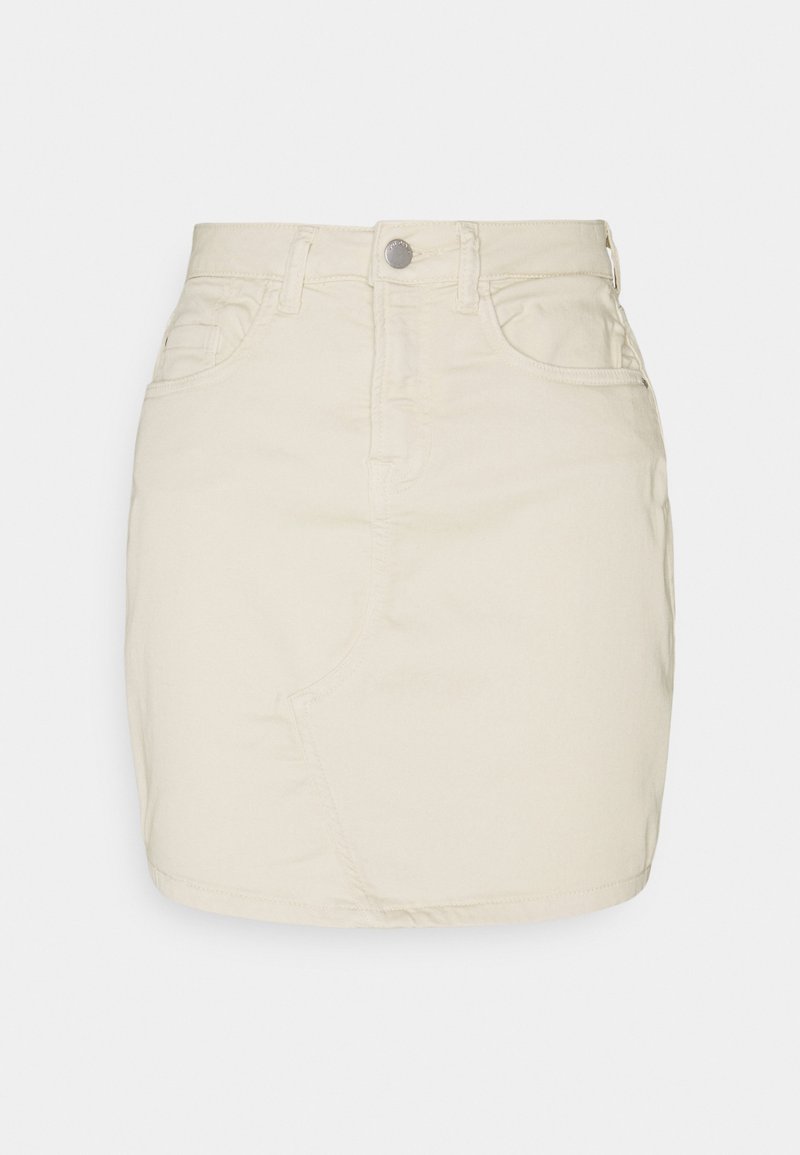 Hellbeige Jeansrock mit taillierter Form, mit einer Knopfleiste vorne, Gürtelschlaufen und seitlichen Taschen. Glatte Textur.
