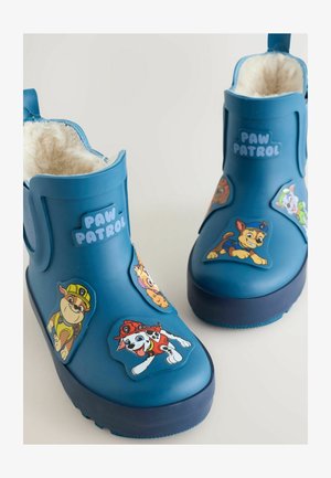 Blauwe rubberen regenlaarzen met zachte voering, voorzien van kleurrijke Paw Patrol-figurenstickers op de zijkanten en een gegroefde zool voor grip.