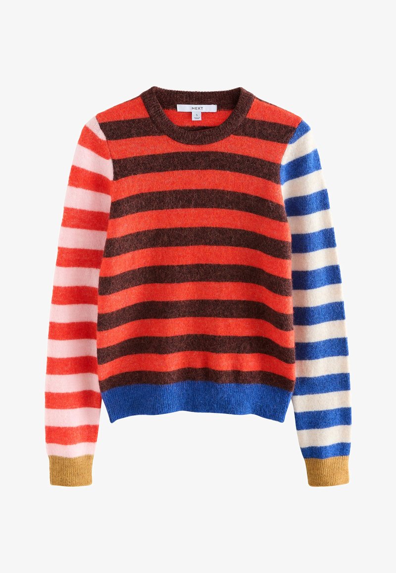 Mäkký pletený sveter s horizontálnymi pruhmi: oranžové a hnedé telo, ružový a červený ľavý rukáv, biely a modrý pravý rukáv a horčicové lemovanie rukávov.