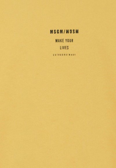 Tessuto di cotone giallo con testo nero che recita "MSGM/WSW RENDI LE TUE VITE STRAORDINARIE" in un carattere semplice e moderno.