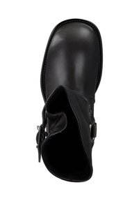 Stivale da caviglia in pelle nera con punta quadrata arrotondata, cinturino laterale con fibbia e parte superiore aperta, visto dall'alto su sfondo bianco.