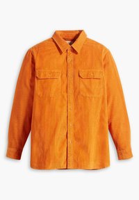 Camicia in corduroy arancione con maniche lunghe, chiusura con bottoni e due tasche sul petto. Presenta un colletto classico e una texture a costine.