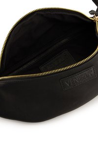 Schwarze Lederhandtasche mit einem goldenen Reißverschluss und schwarzem Innenfutter. Beinhaltet ein "VENEZIA"-Logopatch im Inneren. Glatte Textur, halbstrukturierte Form.