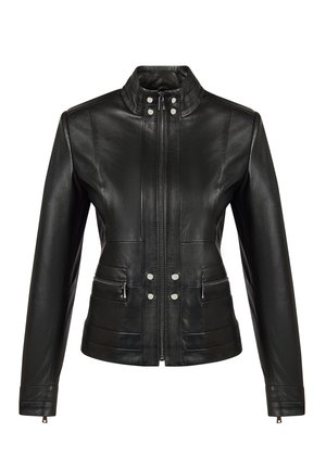 Czarna dopasowana skórzana kurtka z kołnierzem stojącym, przednim zamkiem błyskawicznym, zatrzaskami i zasuwanymi bocznymi kieszeniami.