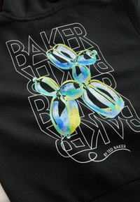 Juodas džemperis su spalvinga stilizuotų mėlynų ir geltonų gėlių grafika bei baltu "BAKER" tekstu, pagamintas iš švelnios, tekstūruotos medžiagos.