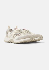 Ελαφριά παπούτσια πεζοπορίας σε μπεζ και κρεμ αποχρώσεις. Διαθέτουν επάνω μέρος από ανάμεικτα υλικά με κορδόνια και λαστιχένια σόλα. Υφή για καλύτερο κράτημα στη σόλα.