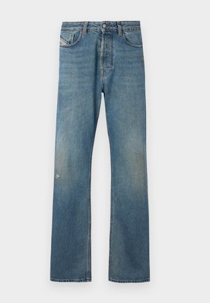 Jeans de ganga azuis com um design de perna reta, apresentando um leve desbotamento, bolsos frontais e fecho de botão na cintura.