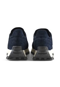 Sneakers in camoscio blu navy con suole in gomma nere e bianche. Presentano un colletto imbottito, una tomaia testurizzata e un tallone rinforzato per un maggiore supporto.