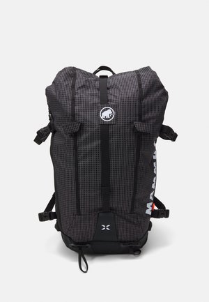 Schwarzer Rucksack mit Karomuster, verstellbaren Trägern und Logo. Verfügt über einen Rollverschluss und vordere Schnallen für eine sichere Aufbewahrung.