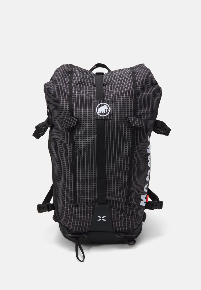 Mochila preta com padrão de grelha, alças ajustáveis e logotipo. Possui um fecho superior em rolo e fivelas frontais para armazenamento seguro.